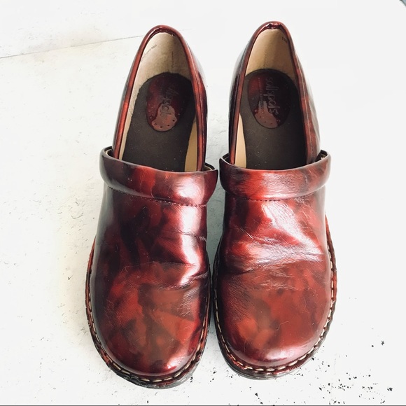 Softspots Wine Clog Wedges Size 11M